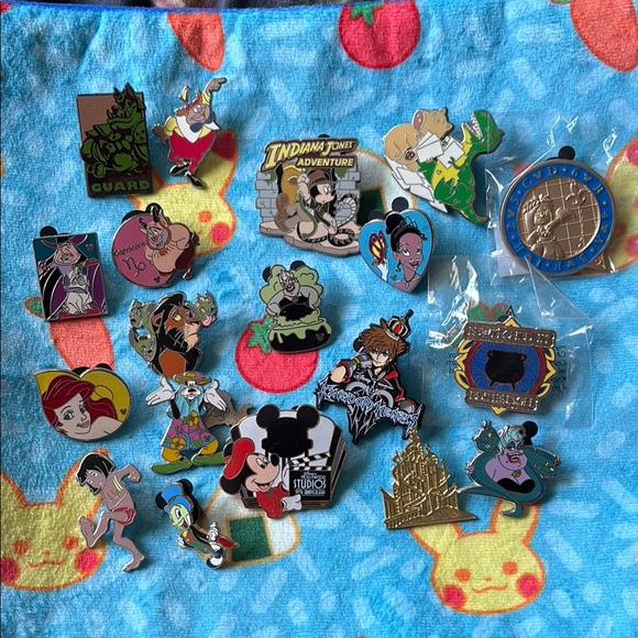 Disney Character Pin Collection - Picture 1 of 1